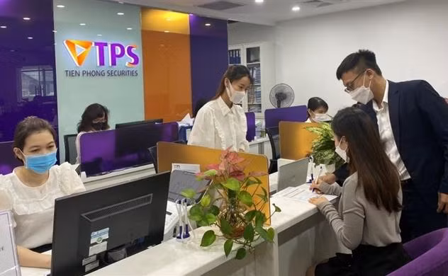 Công ty chứng khoán Tiên Phong bị phạt vì cọc 500 tỷ đồng mua đất nhưng không công bố thông tin. Ảhh minh họa