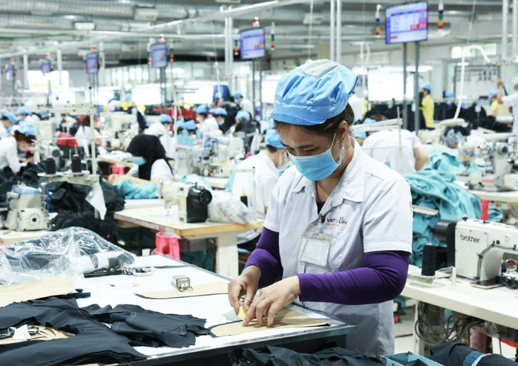 Công nhân ở nhà máy đóng tại TP. Biên Hoà trong giờ sản xuất