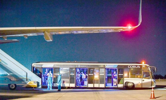 Hành khách trên một chuyến bay quốc tế về Việt Nam.