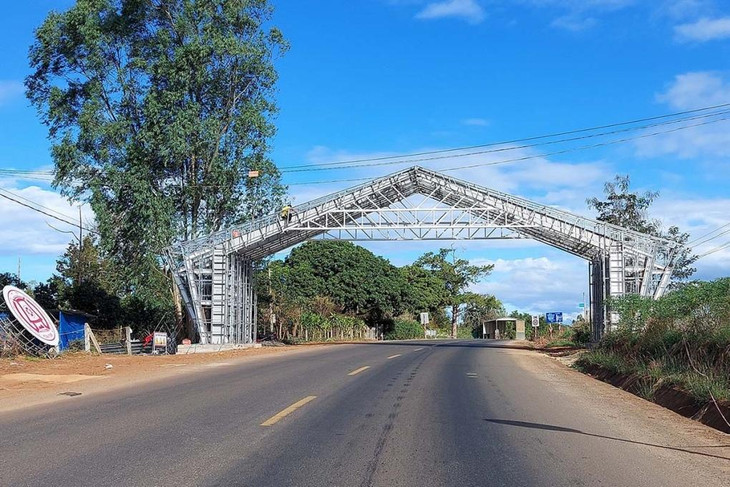 Cổng chào trên Quốc lộ 14, đoạn giáp ranh tỉnh Gia Lai đang hoàn thiện