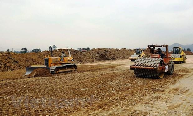 Các nhà thầu thi công dự án cao tốc Nghi Sơn-Diễn Châu huy động máy móc, nhân lực đầy đủ nhằm hoàn thành dự án vào tháng 7/2023. Ảnh: Vietnam+