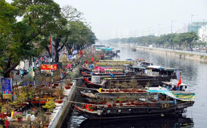 Chợ hoa xuân &quot;Trên bến dưới thuyền&quot; tại Bến Bình Đông, Quận 8 (TP.HCM) được tổ chức từ ngày 17 đến 31/1