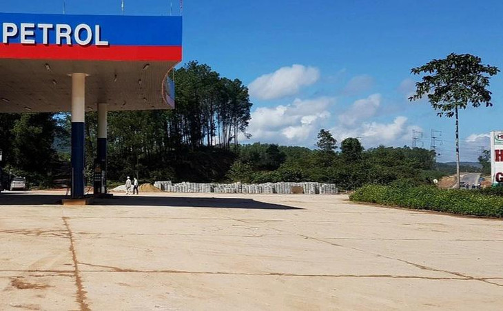 Điểm nghẽn ở cây xăng thuộc xã Hương Thọ. Điểm nghẽn ở cây xăng thuộc xã Hương Thọ.