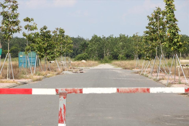 Tổng giá trị chuyển nhượng của Hợp đồng là 129 tỉ đồng. Đến ngày 26.2.2019, Công ty Đất Việt đã bán 326 lô (vượt 26 lô so với số lô theo Hợp đồng) và thu về số tiền hơn 140 tỉ đồng). Ngày 31.12.2019, Công ty Đất Việt đã bàn giao số tiền hơn 90 tỉ đồng cho Công ty TNHH Địa ốc Tường Hy Quân.