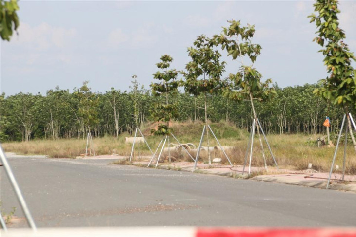 Theo tìm hiểu, có 179 cá nhân và 2 doanh nghiệp đã mua phải dự án “ma” này, hiện đã có đơn tố giác tội phạm. Cơ quan cảnh sát điều tra Công an tỉnh Bình Dương vẫn đang tìm bị hại của hai công ty trên để mở rộng điều tra.