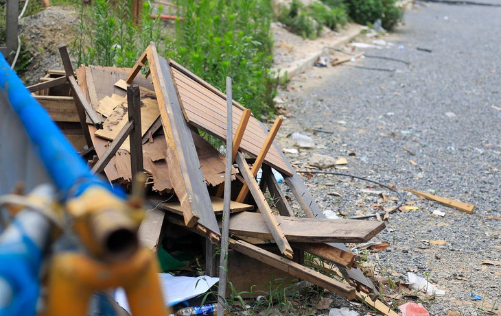 Phế vật liệu cũng được vứt ngổn ngang ngay bên trong công trường.