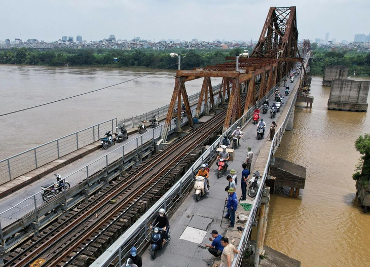 Đơn vị quản lý cầu khắc phục lỗ thủng bằng tấm đan bê tông