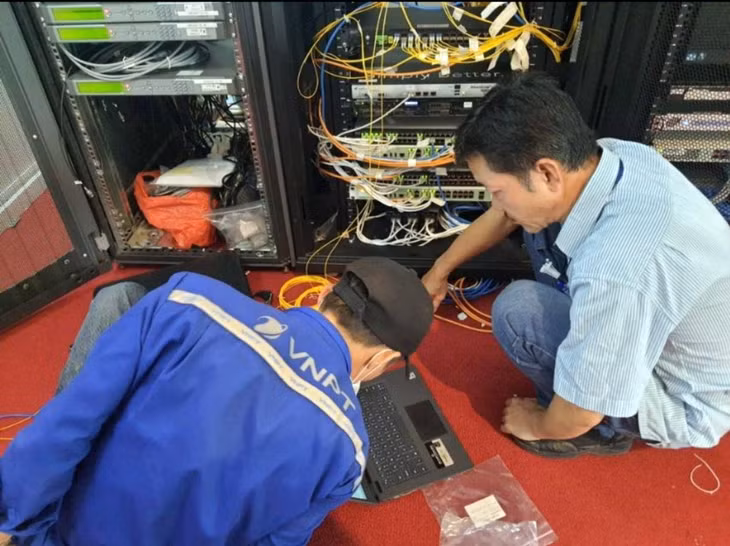 Anh Nguyễn Huy Ánh (Bên phải) và đồng nghiệp thực hiện đấu nối đường Internet đi Quốc tế tại TTHNQG