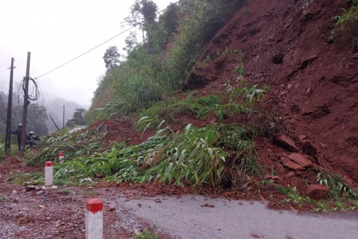 Điểm sạt lở gây ách tắc giao thông cục bộ trong nhiều giờ
