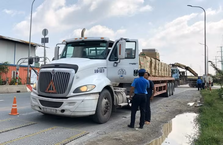 Thanh tra giao thông kiểm tra xe tại trạm cân tại đường Võ Chí Công, TP. Thủ Đức