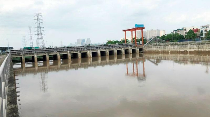 Hồ thu gom và chứa nước để trạm bơm Yên Nghĩa hoạt động ngày hôm qua cạn sâu