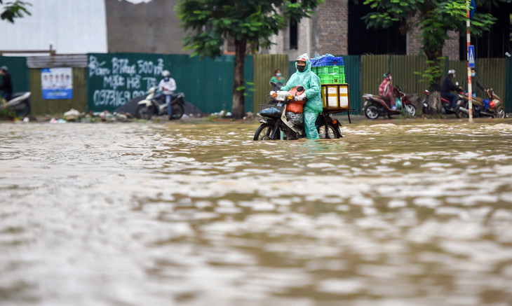 Nếu muốn tránh đoạn ngập nước sâu, người dân phải đi vòng khá xa, thêm 3-4km, vì vậy nhiều phương tiện liều mình lao vào biển nước.