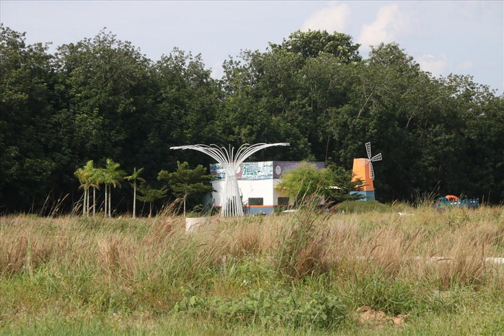 Quá trình điều tra đến nay xác định, bà Lô Thị Loan cùng chồng là Châu Minh Sơn chỉ mới tiến hành làm thủ tục đặt cọc chuyển nhượng quyền sử dụng đất, chưa lập thủ tục chuyển nhượng về đất đai, thủ tục đầu tư Khu dân cư nhưng đã vẽ dự án không có thật, ký Hợp đồng môi giới độc quyền với Công ty Đất Việt để chuyển nhượng cho người dân, chiếm đoạt số tiền là hơn 100 tỉ đồng. Đồng thời đã chuyển nhượng 41 lô cho 19 người dân chiếm đoạt số tiền gần 27,5 tỉ đồng. Hành vi của Lô Thị Loan và Châu Minh Sơn đã cấu thành tội Lừa đảo chiếm đoạt tài sản theo quy định tại khoản 4 Điều 174 Bộ luật Hình sự năm 2015. Vì vậy ngày 25.5 , Công an đã khởi tố bị can, bắt tạm giam bà Lô Thị Loan cùng chồng là Châu Minh Sơn để điều tra.