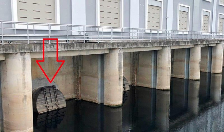 Các miệng xả nước của máy bơm (mũi tên) ra phía kênh dẫn chảy về sông Đáy chiều qua đóng kín. Lý giải cho nguyên nhân vì sao trạm bơm không hoạt động khi nước sông Nhuệ đang dâng cao, đơn vị quản lý trạm bơm thuộc Sở NN&amp;PTNN Hà Nội cho biết, do lượng nước đổ về hồ chứa không đủ để trạm bơm hoạt động.