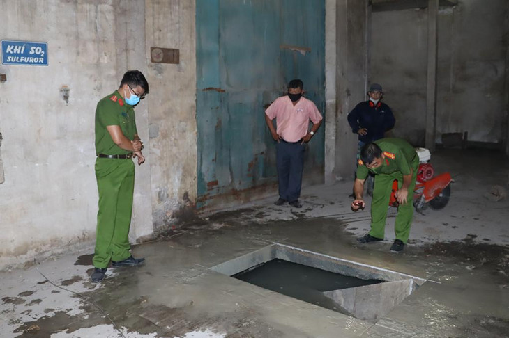 Cảnh sát kiểm tra hầm chứa chất thải chưa qua xử lý trong khuôn viên xí nghiệp đèn ống