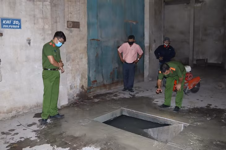 Cảnh sát kiểm tra hầm chứa chất thải chưa qua xử lý trong khuôn viên xí nghiệp đèn ống