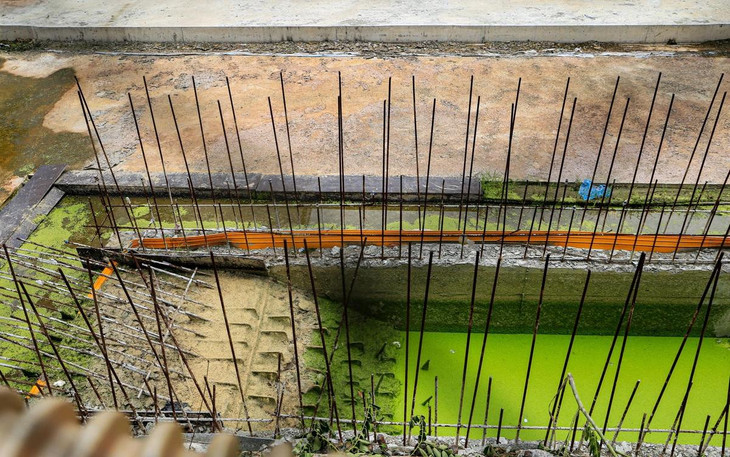 Do đó dự án đến nay vẫn ì ạch, nhiều hố sâu được xây dựng từ trước lâu ngày không được xử lý nên thành bể chứa nước, rêu phủ một màu xanh trên các mảng tường.