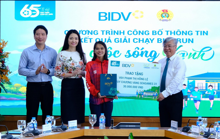 BIDV trao tặng phần thưởng cho vận động viên Phạm Thị Hồng Lệ