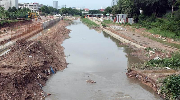 Đi dọc kênh dẫn nước từ sông Nhuệ vào hồ trạm Bơm Yên Nghĩa dài hơn 5km, trạm bơm có công suất bơm thoát lũ lớn nhất Hà Nội (120m3 nước/giây - lớn hơn cả trạm Yên Sở) nhưng kênh dẫn nước đang chảy về hồ bơm với dòng chảy nhỏ.