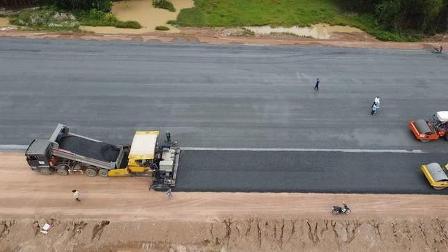 Một điểm trên tuyến cao tốc Dầu Giây - Phan Thiết đang được thảm nhựa