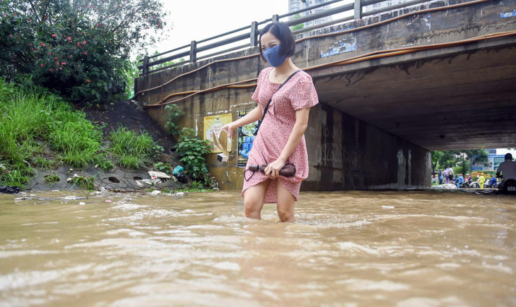Nhiều hầm chui dân sinh ngập trong nước sâu việc đi lại của người dân bị gián đoạn