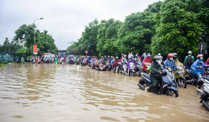 Tuyến đại lộ Thăng Long là nơi thường xuyên rơi vào cảnh ngập úng khi trời mưa lớn.