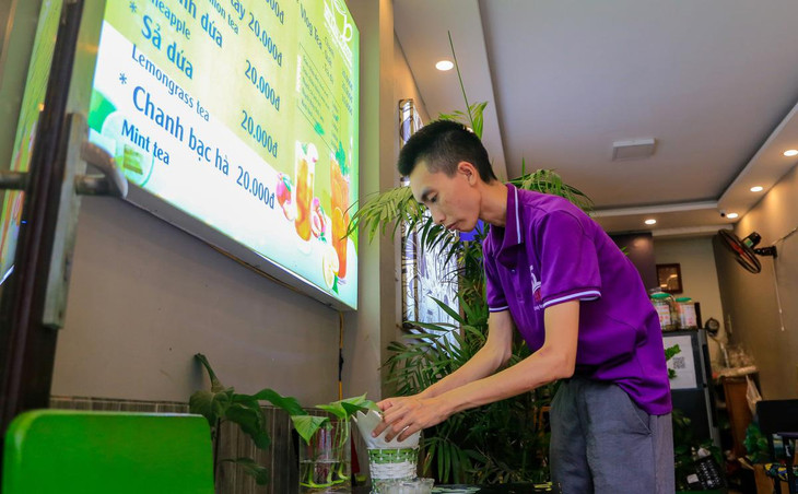 Anh Linh (nhân viên của quán), cho biết: &quot;Lượng khách đến với quán giảm đáng kể từ khi có công trình này. Hiện tại tôi cũng chỉ mong công trình hoàn thiện để cửa hàng có vị trí thoáng đãng bán hàng&quot;.