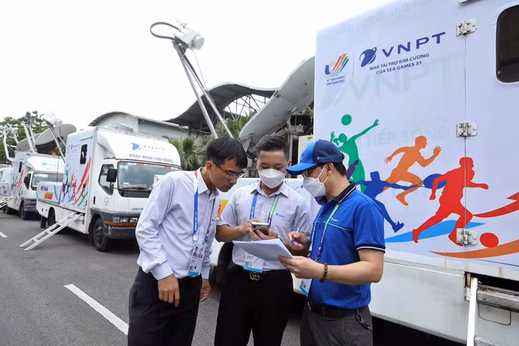 Anh Phạm Minh Thắng, chuyên viên kỹ thuật, TCT Hạ tầng mạng VNPT NET trao đổi với đồng nghiệp tại Trung tâm Hội nghị Quốc gia