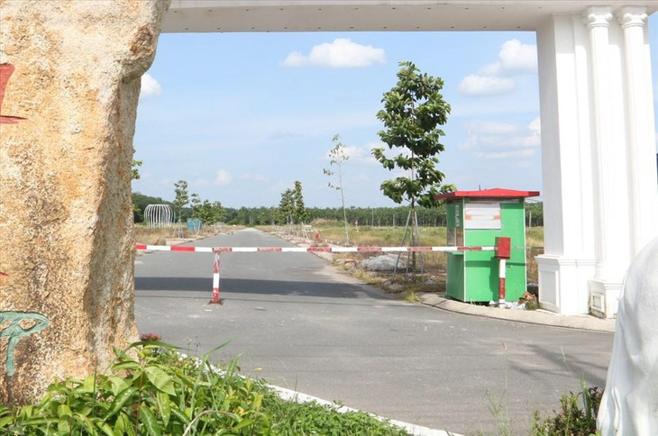 Theo Công an tỉnh Bình Dương, vào đầu năm 2018, Công ty TNHH Địa ốc Tường Hy Quân do Châu Minh Sơn là đại diện pháp luật và Lô Thị Loan - làm Giám đốc đã lập dự án Khu dân cư Chánh Phú Hòa trên 13 thửa đất của người khác với tổng diện tích hơn 6,4ha. Dù chưa đầy đủ các thủ tục pháp lý nhưng Công ty TNHH Địa ốc Tường Hy Quân vẫn ký Hợp đồng môi giới độc quyền 300 nền đất thuộc Dự án Chánh Phú Hòa với Công ty Đất Việt.