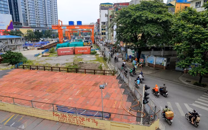 Nhiều tuyến đường có dự án đường sắt Nhổn - Ga Hà Nội thường xuyên xảy ra tình trạng tắc đường do thu hẹp một phần đường cho công trường.