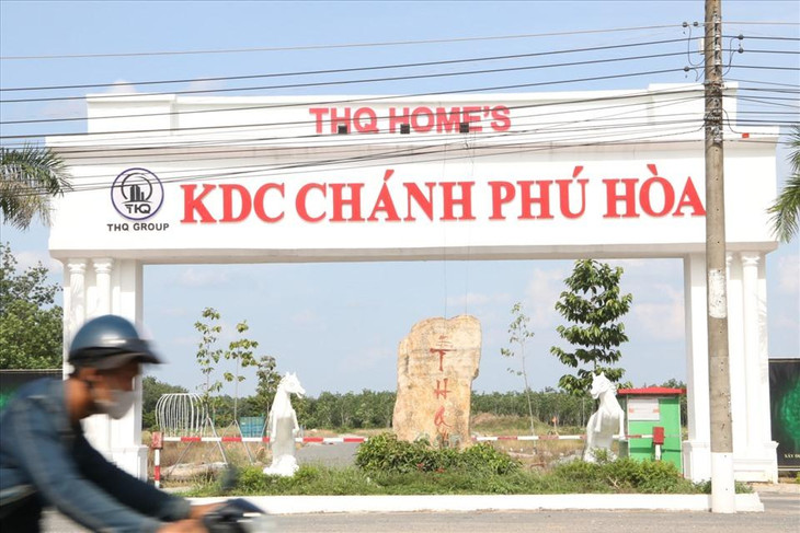 Đây là khu đất được dựng cổng đặt tên là Khu dân cư Chánh Phú Hòa - (nằm ngay mặt tiền đường ĐT 741 thuộc phường Chánh Phú Hòa, thị xã Bến Cát, Bình Dương) liên quan vụ án Lừa đảo chiếm đoạt tài sản mà Công an tỉnh Bình Dương vừa khởi tố bắt giam vợ chồng giám đốc Công ty TNHH Địa ốc Tường Hy Quân.