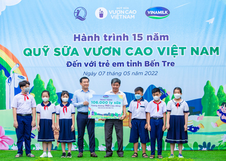 Đại diện Vinamilk và Quỹ sữa trao tặng 106.000 ly sữa cho các em nhỏ có hoàn cảnh khó khăn tại tỉnh Bến Tre Đại diện Vinamilk và Quỹ sữa trao tặng 106.000 ly sữa cho các em nhỏ có hoàn cảnh khó khăn tại tỉnh Bến Tre