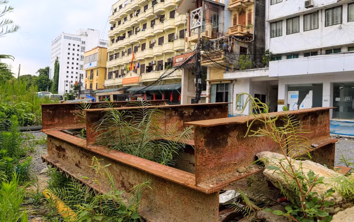 Nhiều vật liệu do lâu ngày không được sử dụng đến nên hư hỏng, bị gỉ sét..