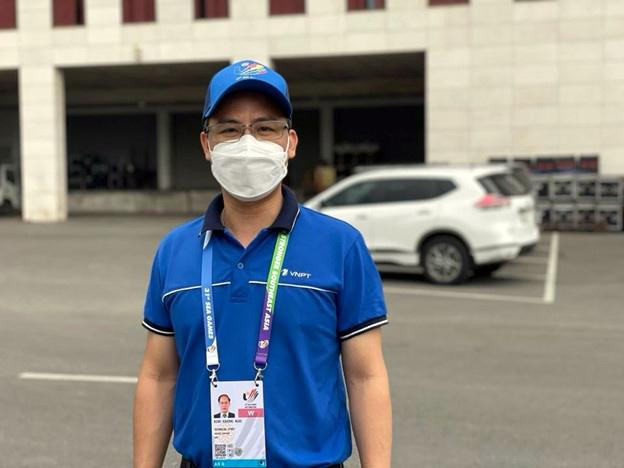 Anh Khương Ngọc Bính, chuyên viên kỹ thuật hỗ trợ phát hình vệ tinh tại Trung tâm Hội nghị Quốc gia