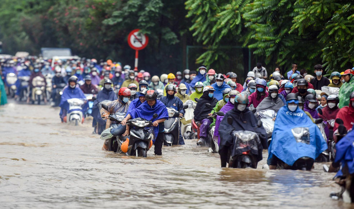 &quot;Khi đi đến đại lộ Thăng Long tôi thấy ngập sâu, bằng 1 bánh ô tô, cơn mưa còn kéo dài nên tôi quyết định quay về, xin nghỉ làm hôm nay để đảm bảo sức khỏe&quot;, anh Tiến (xã Song Phương, huyện Hoài Đức, Hà Nội) chia sẻ.