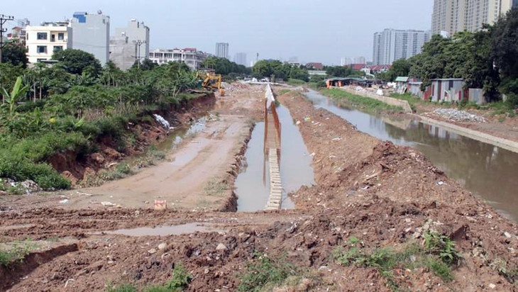 Kênh dẫn nước La Khê là một trong những hạng mục quan trọng để dự án, trong đó có trạm bơm Yên Nghĩa phát huy hiệu quả đầu tư, tuy nhiên trạm bơm đã thi công xong 2 năm nhưng kênh dẫn vẫn thi công ngổn ngang. Đây là nguyên nhân khiến nước sông Nhuệ dâng cao gây ngập Đại lộ Thăng Long và các khu dân cư lân cận, còn trạm bơm tiêu úng Yên Nghĩa lại không có nước hoạt động.