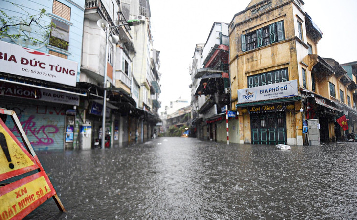 Mưa ngập trên đường Hà Nội