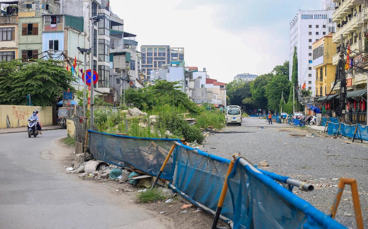 Công trường S11 gần khu vực Văn Miếu Quốc Tử Giám (quận Đống Đa) rào chắn được thiết lập tạm bợ, có đèn cảnh báo nguy hiểm vào buổi tối nhưng đã hư hỏng.