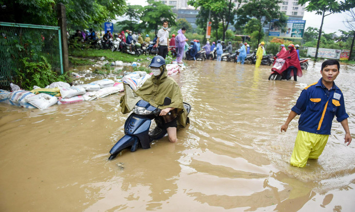 Hàng loạt xe máy chết máy, buộc phải dắt xe quay đầu lại.