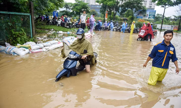 Hàng loạt xe máy chết máy, buộc phải dắt xe quay đầu lại.