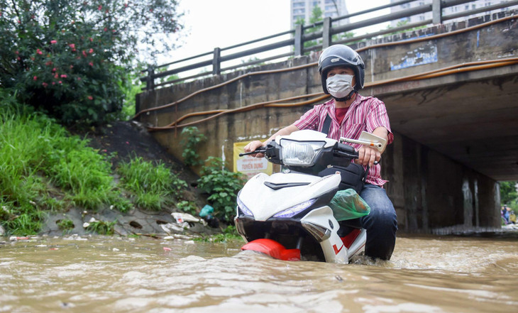 Một số khác mạo hiểm khi phóng xe qua vùng nước ngập sâu