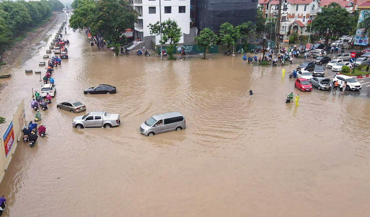 Cả tuyến phố chìm trong biển nước sau cơn mưa lớn kéo dài suốt đêm qua.