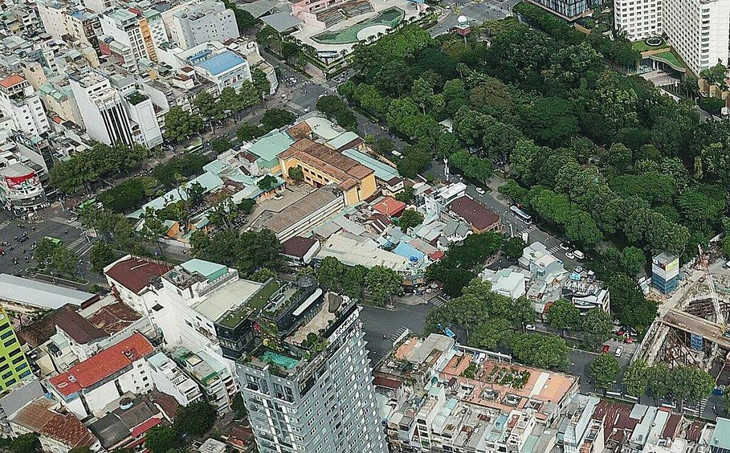 Khu đất nằm ở Quận 1, bao quanh bởi các đường Trần Hưng Đạo - Nguyễn Thái Học - Phạm Ngũ Lão