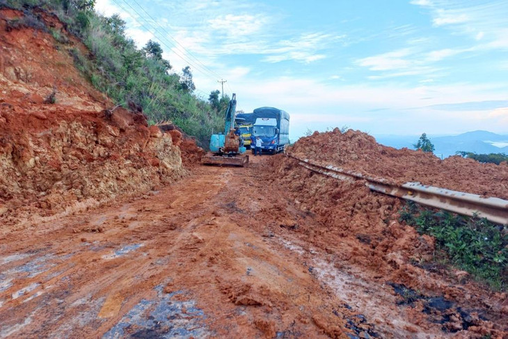 Xe cơ giới đang dọn dẹp hiện trường trên đèo Đại Ninh