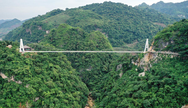 Cầu Bạch Long dài 632 m, được Guinness công nhận là Cầu kính đi bộ dài nhất thế giới