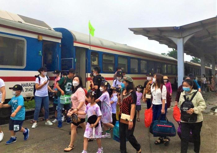 Đường sắt chạy nhiều mác tàu trên các tuyến phía bắc phục vụ khách du lịch hè. Ảnh minh họa