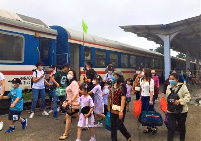 Đường sắt chạy nhiều mác tàu trên các tuyến phía bắc phục vụ khách du lịch hè. Ảnh minh họa