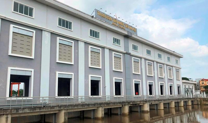 Tuy nhiên tại trạm bơm Yên Nghĩa trong chiều 25/5, trong khi đường gom Đại lộ Thăng Long, hầm chui và một số khu vực dân cư tại huyện Hoài Đức đang ngập nặng do nước sông Nhuệ dâng cao, nhưng trạm bơm Yên Nghĩa vẫn nằm bất động, không hoạt động.