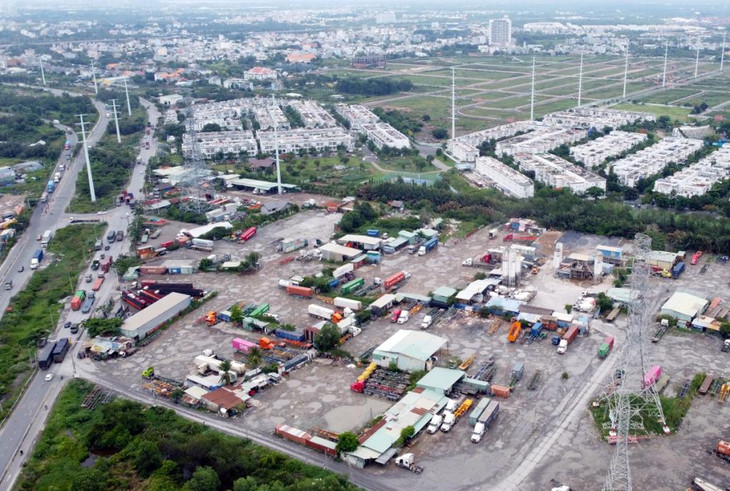 Các bãi xe container xây tạm bên đường Võ Chí Công