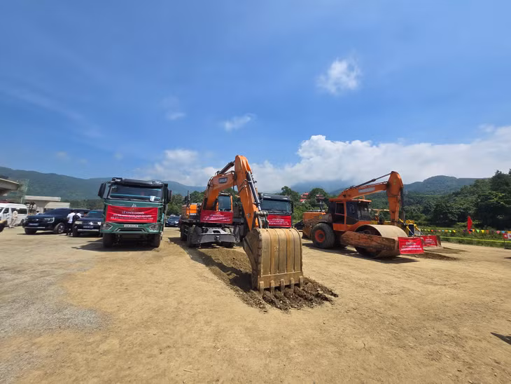 Sau nghi thức khởi công, thiết bị bắt đầu triển khai trên công trường